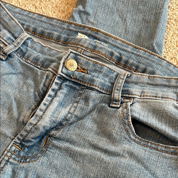 *SOLD* Old Navy Women's Light Blue Jeans, Size 8 - Picture 4 of 5